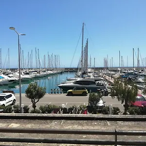 https://joli-studio-bord-de-mer-clim-balcon-parking-priv.fr-provencehotel.com